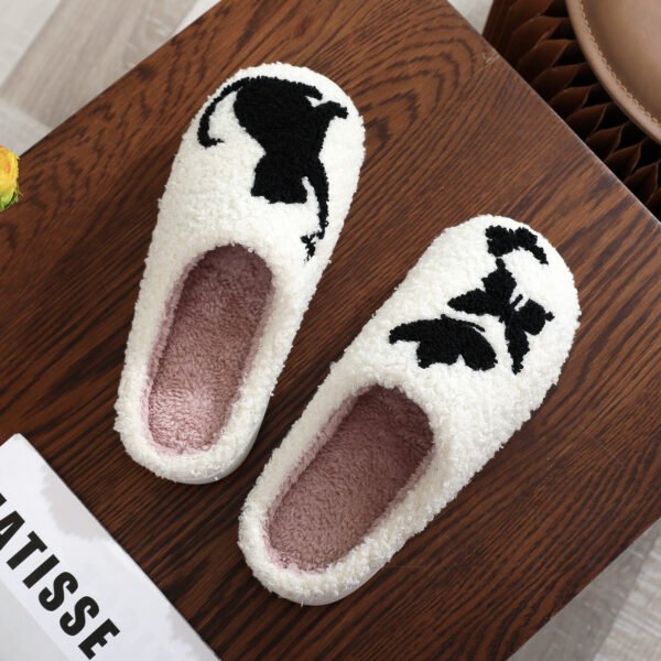 A pair of Embroidery Cat pattern home slipper