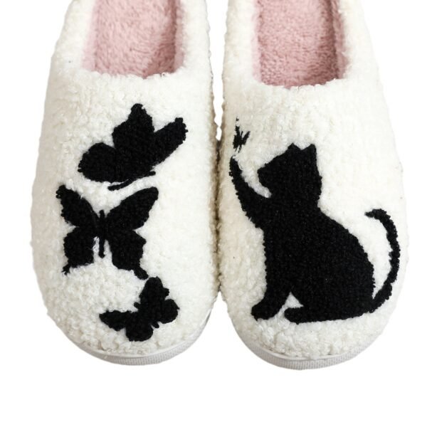 A pair of Embroidery Animal pattern home slipper