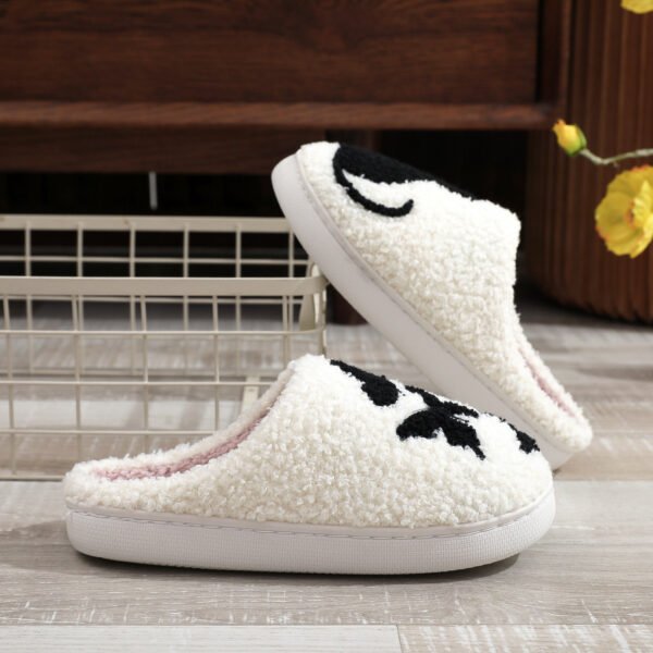 A pair of Embroidery Cat pattern home slipper